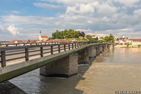 Gemeinde Neuhaus_am_Inn Landkreis Passau Brücke nach Schärding (Dirschl Johann) Deutschland PA